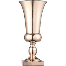 Vaso a tromba in metallo argentato per decorazioni nuziali.