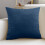 Housse de coussin décorative en velours bleu 40 x 40 cm 4