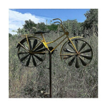 Tuinfiets met draaiplateau in rustieke gele kleur en gaten als decoratie.