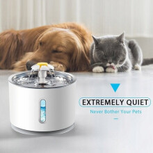 Bebedouro automático de 2,4 litros para cães e gatos.