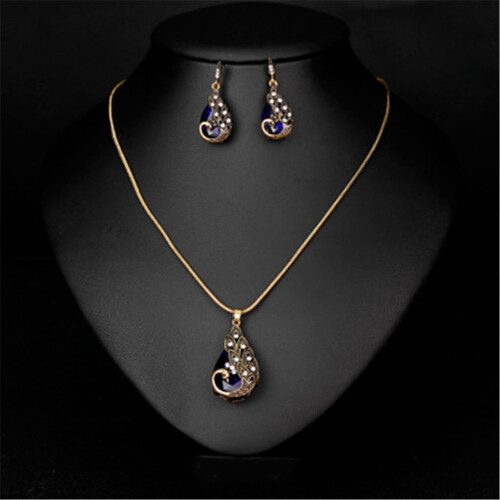 Set vintage da donna composto da collana e orecchini. 1