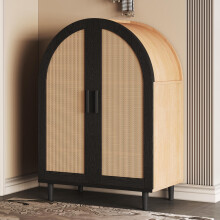Elegantes Sideboard/Schuhschrank mit abgerundeter Außenseite, durchbrochenen Rattantüren und drei Regalen.