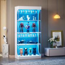 Vierstöckige Glasvitrine mit Stauraum, LED-Beleuchtung, Glastüren und intelligenten Sensoren. Als staubdichte Glasvitrine für Wohnzimme