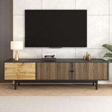 Fernsehschrank, lowboard mit Türpaneelen mit Wasserwellenmuster und drei Schubladen in einem Farbschema aus Holz und Schwarz.