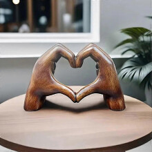 Houten hartvormig handbeeldje van hars, symbool van liefdesgebaar, voor kamerdecoratie.
