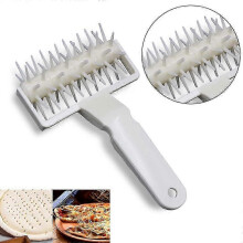 Herramienta de repostería casera: rodillo perforador de agujas para masa de pasteles y pizza.