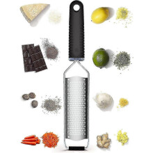 Râpe haut de gamme à pointe acérée pour fromages à pâte dure, au design classique.