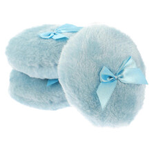 Set da viaggio composto da 3 piumini da cipria azzurri in peluche con fiocco in nastro di seta.