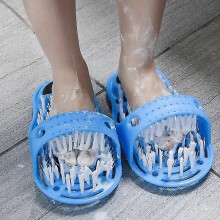Zapato de baño azul de una pieza para remover la piel muerta de los pies con cepillo.