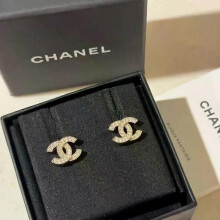 Zilveren oorbellen in Chanel-stijl met gouden CC-logo en kristallen, geleverd in een elegante geschenkverpakking. Het perfecte cadeau vo