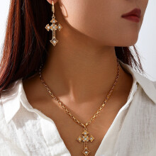 Gotische stijl, overdreven modieuze oorbellen en ketting met ingelegd kruis, geschikt voor damesfeestjes.