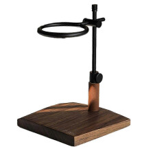 Vintage filterkoffiezetapparaat met houten voet, klassieke filterkoffiezetter voor koffieliefhebbers.