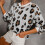 Suéter feminino com estampa de leopardo, gola redonda e modelagem solta. 6