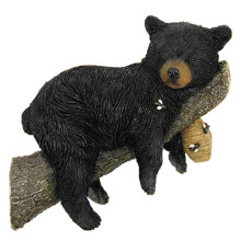 Simpatico Orso Che Fa un Pisolino Appeso A Una Scultura Ad Albero, Divertente Cucciolo di Orso Nero Che Fa un Pisolino Appeso A Una Statuetta di
