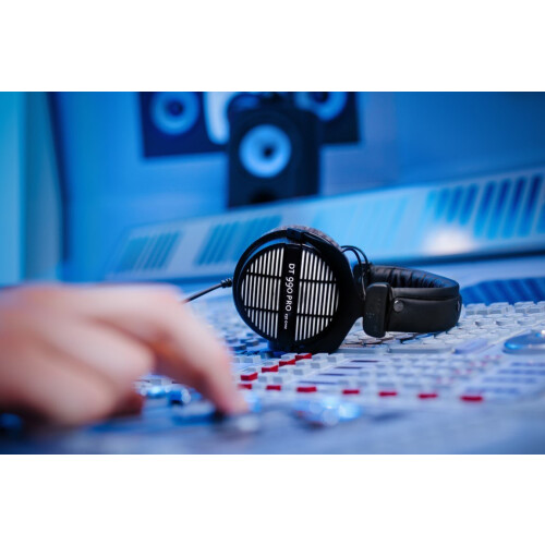 beyerdynamic beyerdynamic DT 990 PRO 250 Ohm Open Dynamic Studio Headphones 1