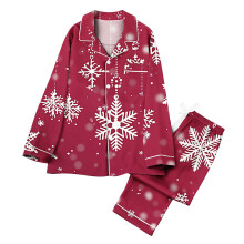 Weihnachtspyjama-Set für Damen, bestehend aus einem langärmeligen Oberteil mit Reverskragen und einer Hose.