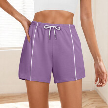 Shorts femininos lisos com cintura elástica, cordão e bolsos.