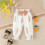 Conjunto de bebê com body de coelhinho da Páscoa, calça cenoura e faixa de cabelo. 7
