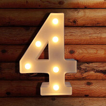Conjunto de 5 letras LED decorativas de plástico branco quente para pendurar.