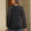 Dameblonbluse i polyester med lange ermer og rund hals 5