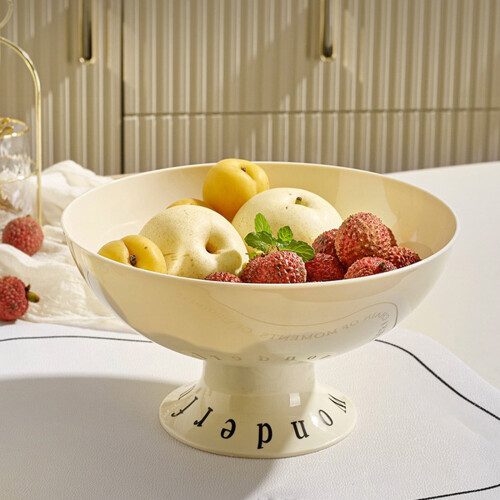Torre expositora de frutas com design em camadas