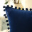 Phantoscope pompon fløyelspute marineblå 18x18 5