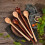 Cuchara de madera con mango ergonómico extendido para preparar sopas, salsas y café. 4