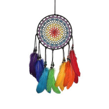 Grand attrape-rêves artisanal orné de plumes arc-en-ciel éclatantes, décoration murale idéale pour Noël.