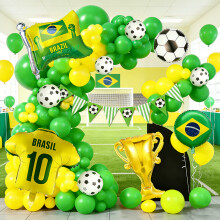 Décorations, banderoles et ensembles de ballons sur le thème de la Coupe du Monde, très populaires