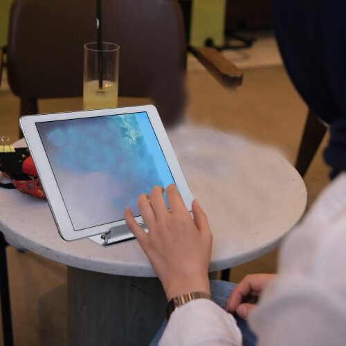 Compacte Zilveren Aluminium Tablet- En Telefoonhouder Desktop 2