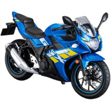 Kompatibilné s modelom motocykla GSX250R v mierke 1:12 so zvukovými a svetelnými funkciami.