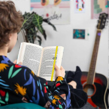 Marcador de Livro Elástico com Ponteiro, Fixa Posição de Leitura, Faixa Elástica 18-35cm, Ajustável a Todos os Tamanhos