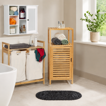 Juego de almacenamiento de baño de bambú (4 piezas): armario estrecho, armario con espejo, cesta para la ropa sucia y alfombrilla de baño.