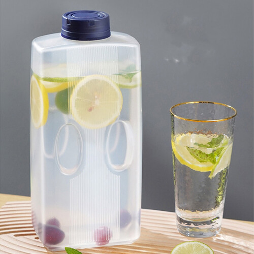 Pichet à eau en plastique avec couvercle 1,5 L 1