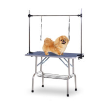 Mesa dobrável azul para tosa de cães com prateleira de armazenamento.