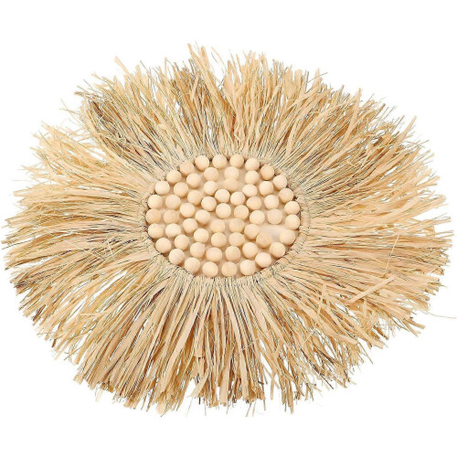 Väggdekoration i vävd raffia med träpärlor, rustik nordisk stil