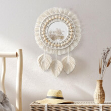 Miroir mural rond en macramé à franges, orné de perles en bois et d'un pendentif en plumes.