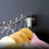 Perchero plegable de pared con brazo giratorio para baño 3