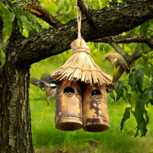 (1) Bird Nest House Natural Bamboo Tiki Style Predator-Proof Bird House Traditional Wooden Hanging Cabin Unique Wild Bird Decorative N