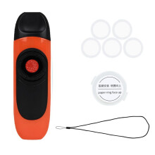 Kazoo Speelt Professioneel Muziekinstrument, Gemakkelijk Te Leren Kazoo Gitaarbegeleidingsinstrumenten, Oranjerood