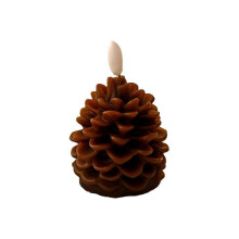 Kerstdennenappelkaars met LED-lampjes en vlamloze kaarsen als decoratie voor een feestje