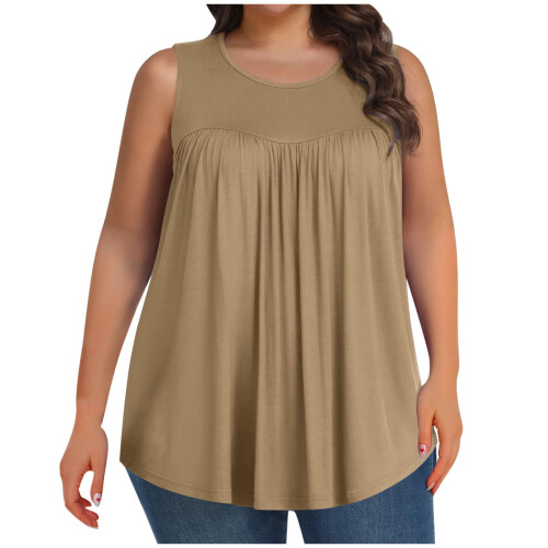 Regata feminina plus size com gola redonda, pregas frontais e modelagem solta.