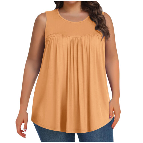 Regata feminina plus size com gola redonda, pregas frontais e modelagem solta.