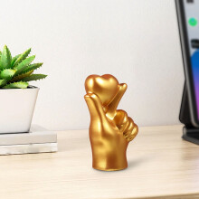 Dekorativt stykke skulptur av gyllent harpiks med hjerte og håndbevegelse