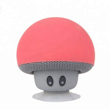 Punainen minikokoinen langaton Bluetooth-kaiutin, kompakti kannettava äänilaite, jossa on selkeä ääni kotiin ja ulkokäyttöön