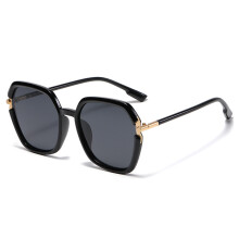 Óculos de sol oversized cinza e preto, proteção UV400, estilo moderno para homens e mulheres.