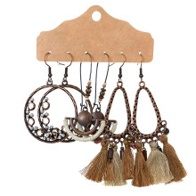Tijdloze accessoires presentatie, vouwkaarten voor damesoorbellen en kwastjes in bohemian stijl, vintage stijl, perfect voor je bruiloft of feest,