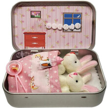 (Pink, -) Pieni taskupupu peltirasiassa, pääsiäiskoripehmolelu