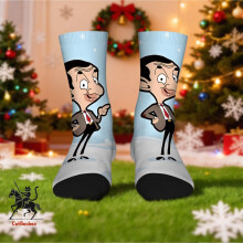 Lustige Weihnachtssocken – Mr. Bean-Cartoon-Stil zeigt nach vorne im Schnee. Neuheitssocken, einzigartiges Muster, nahtlos,