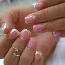 Faux ongles français à pression carrée en forme de cœur rose,